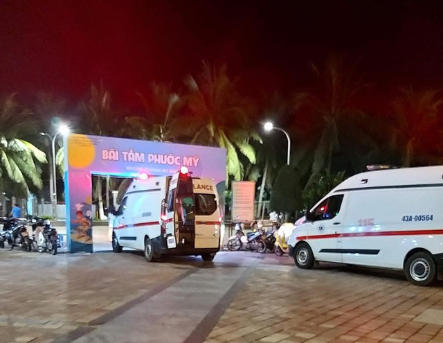 Đà Nẵng: Tắm biển đêm, 5 du khách bị nước cuốn trôi, người dân khẳng định 'nếu tắm trong vùng an toàn rất khó xảy ra tai nạn' - Ảnh 2
