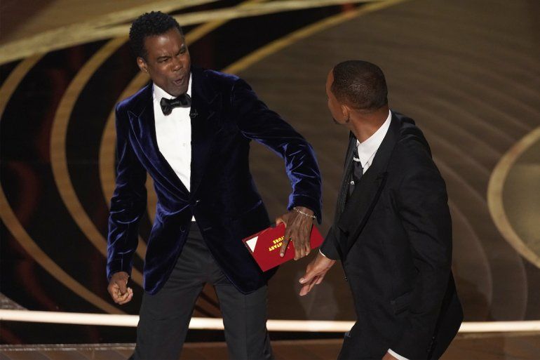 Will Smith đi đường quyền Chris Rock tại lễ trao giải Oscar, liệu có phải là kịch bản của chương trình? - Ảnh 1