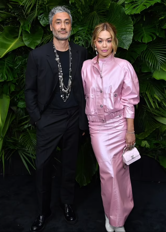 Rita Ora hóa mỹ nhân trong combo áo khoác và váy vinyl hồng khi tham dự bữa tối trước thềm trao giải Oscar  - Ảnh 3