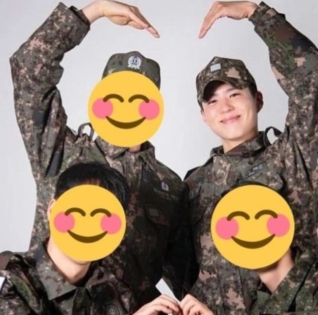 Vẻ điển trai cùng nụ cười 'đốn tim' của Park Bo Gum trong ảnh chụp cùng những người bạn trong quân ngũ - Ảnh 2