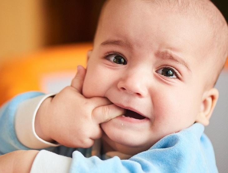 Những nỗi bất an 'kinh điển' khi con mọc răng khiến ba mẹ thấp thỏm: Chuyên gia lý giải tại sao trẻ thường tiêu chảy khi mọc răng và phương pháp điều trị cực hữu hiệu - Ảnh 1