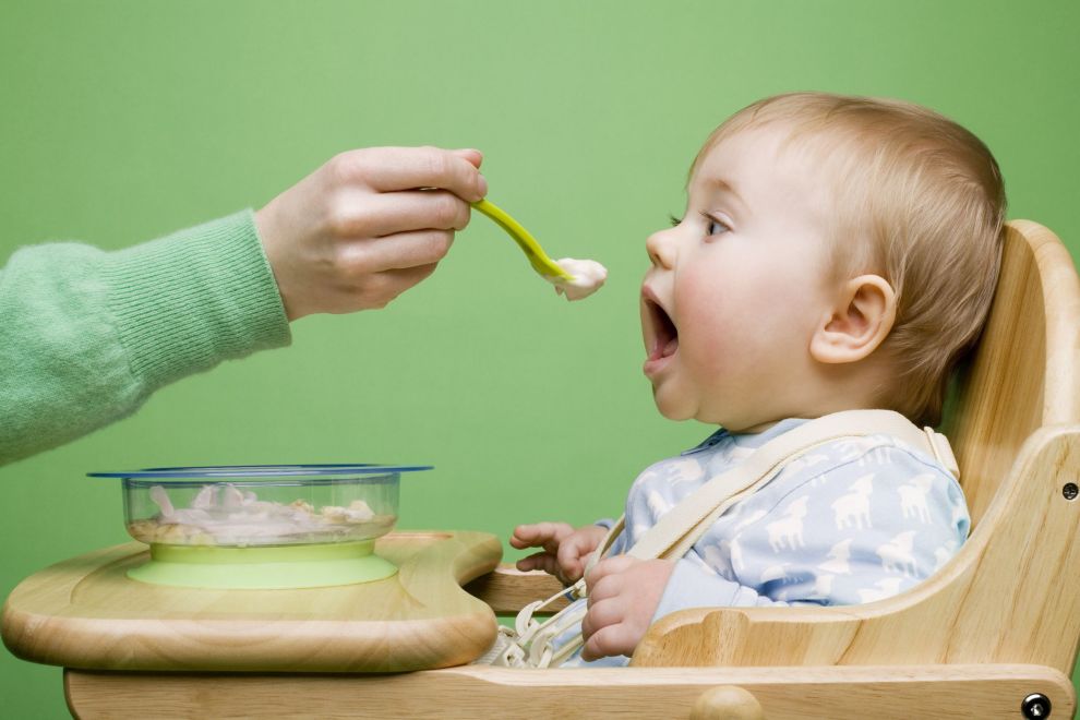 Những thực phẩm ba mẹ tuyệt đối KHÔNG nên cho con ăn ở những năm đầu đời để tránh hệ lụy về sau - Ảnh 1
