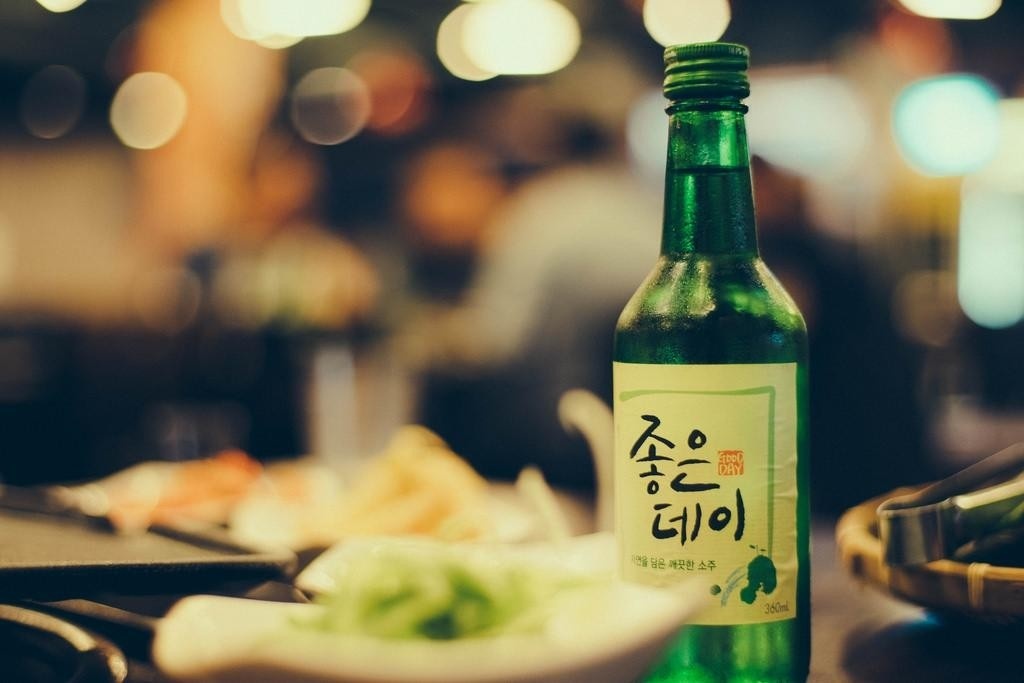 Netizen tranh cãi việc Hàn Quốc dạo này đưa quá nhiều cảnh uống rượu bia lên sóng truyền hình - Ảnh 1