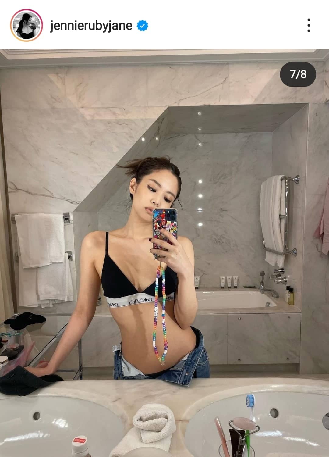 Jennie (BLACKPINK) khiến fan 'bấn loạn' với bức ảnh selfie trong phòng tắm khoe khéo đường cong quyến rũ  - Ảnh 1