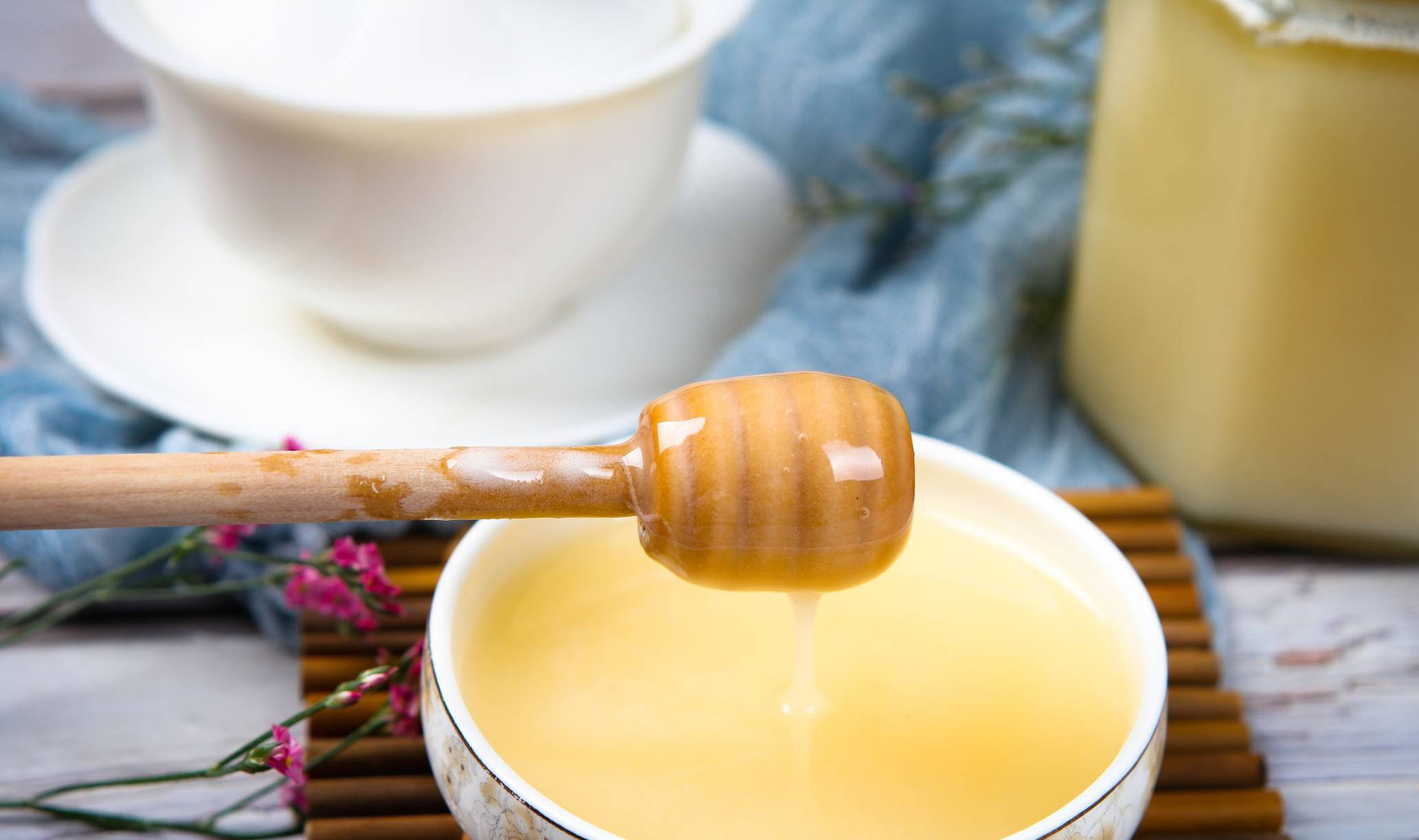 3 nhóm người nếu dùng mật ong không khác nào uống phải 'thuốc độc': Cảnh báo 5 điều cấm kỵ khi uống nước mật ong kẻo rước bệnh, hại thân - Ảnh 4