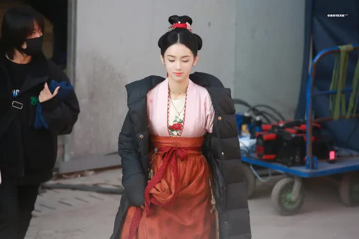 Bành Tiểu Nhiễm bị dìm nhan sắc trong phim mới của Vu Chính - Ảnh 7