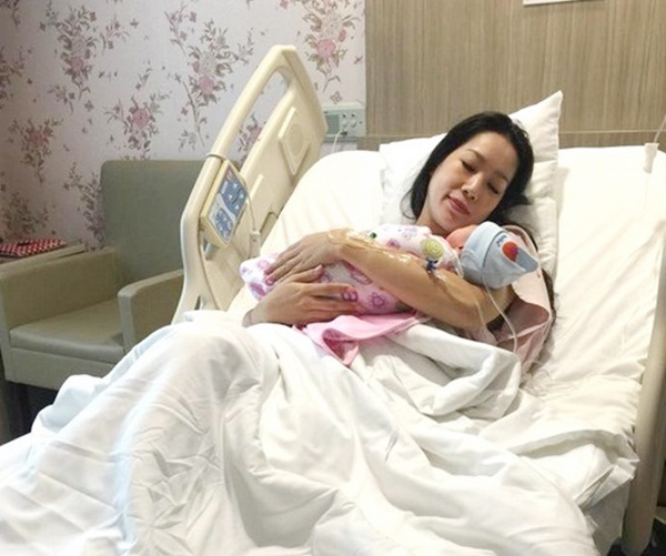 Trịnh Kim Chi hạ sinh con gái thứ 2 ở tuổi 43 - Ảnh 1