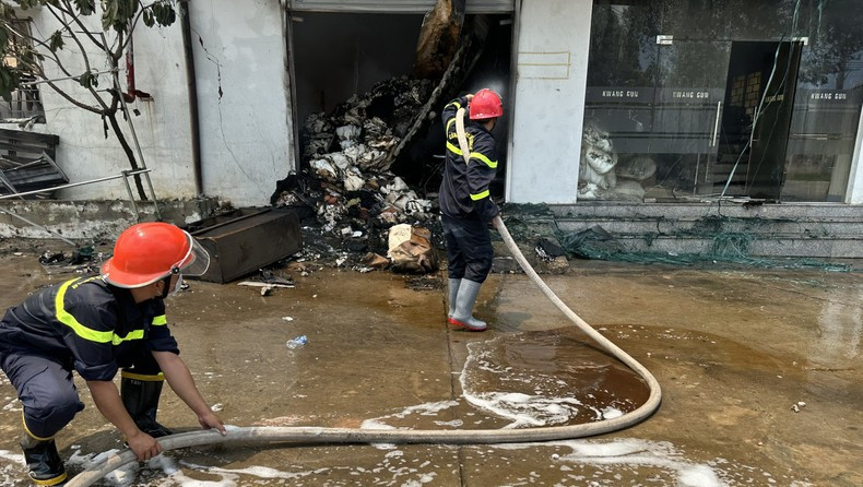 Nhà xưởng dệt may ở Bình Dương bất ngờ bốc cháy ngùn ngụt giữa trưa - Ảnh 3