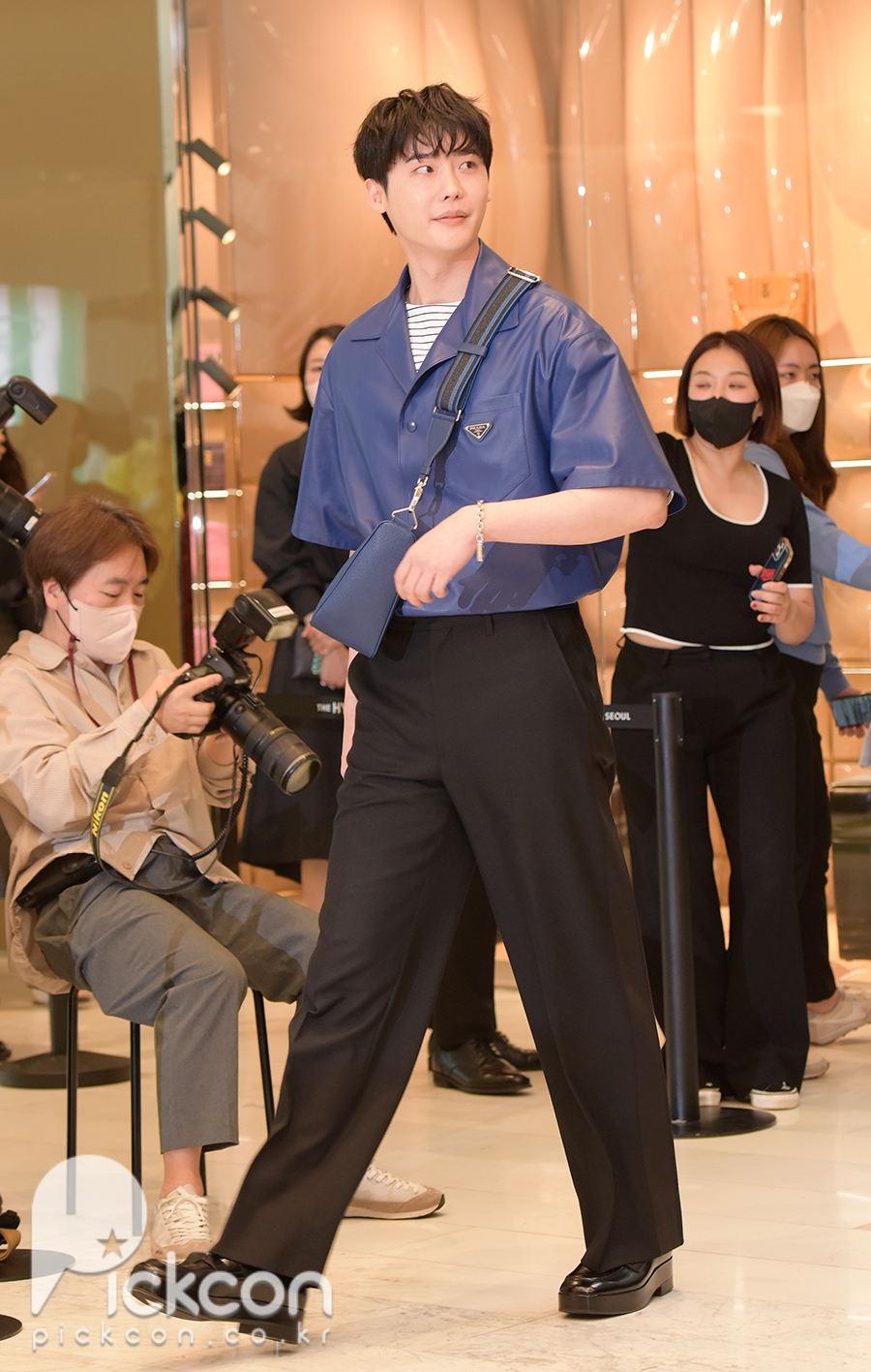 'Chàng vịt' Lee Jong Suk 'bảnh trai ngời ngời' trong sự kiện khai trương Prada Pop-Up Store - Ảnh 4