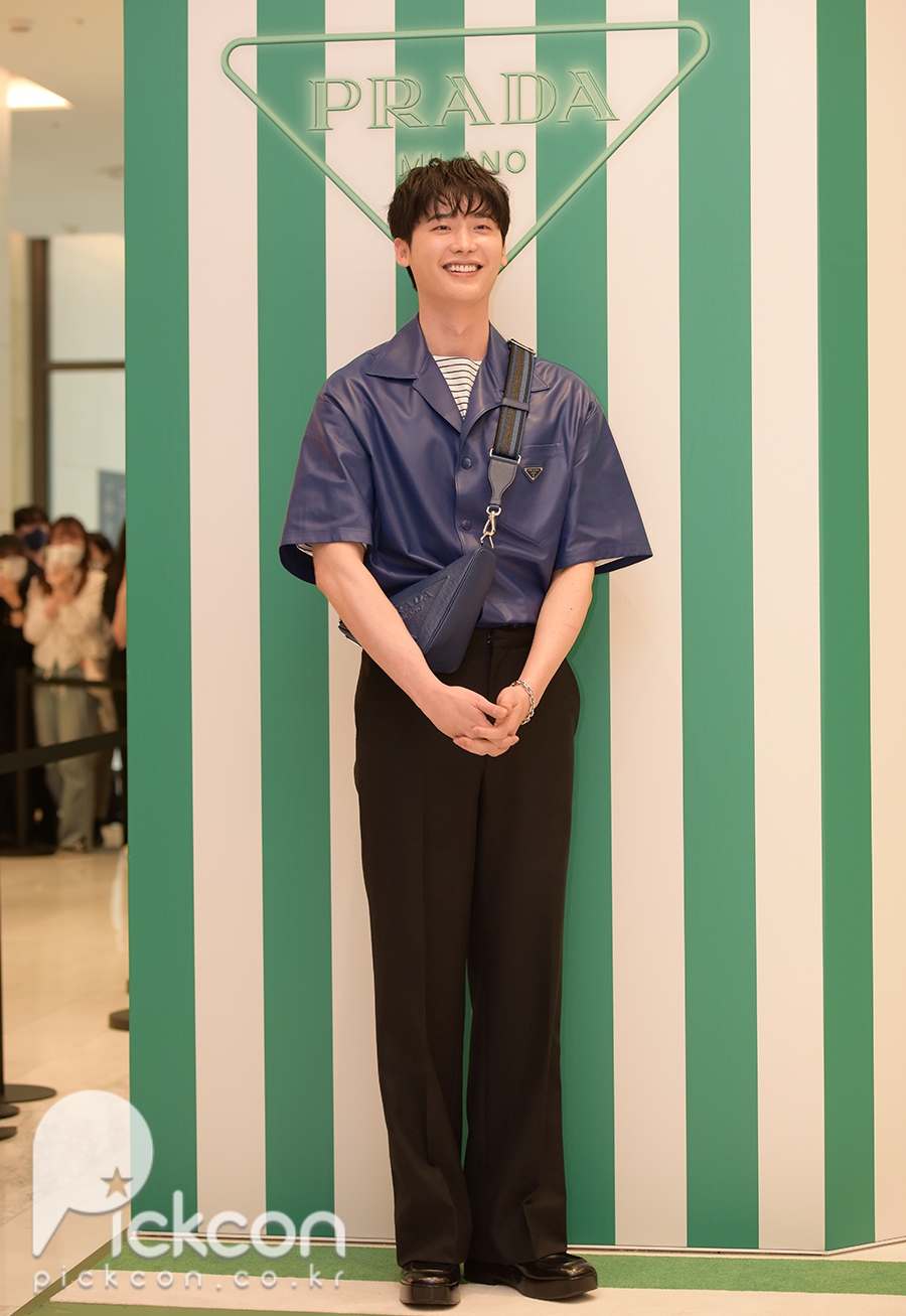'Chàng vịt' Lee Jong Suk 'bảnh trai ngời ngời' trong sự kiện khai trương Prada Pop-Up Store - Ảnh 6