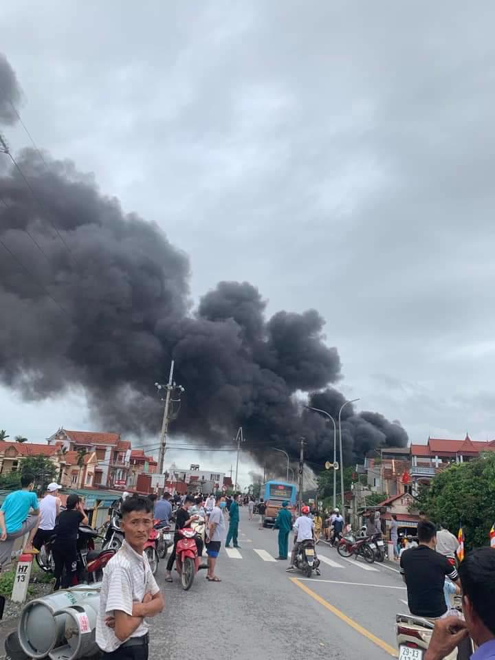 Hà Nội: Cháy lớn ở xưởng vật liệu xây dựng, cột khói đen bốc cao hàng trăm mét  - Ảnh 3