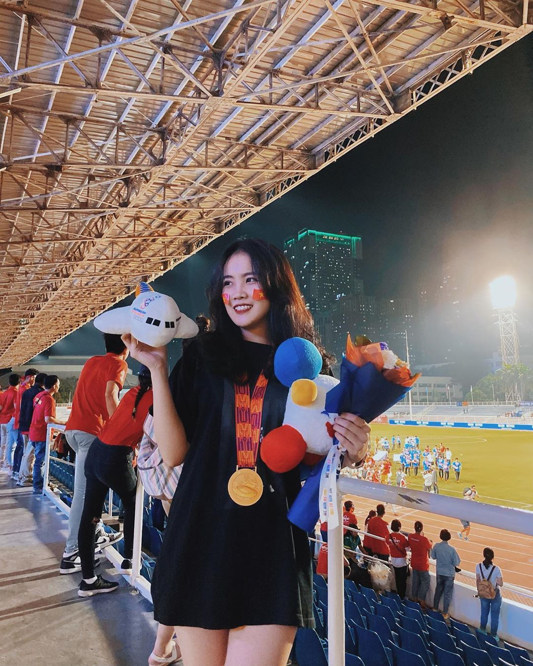 Bạn gái Đoàn Văn Hậu khoe chụp ảnh cùng với Huy chương vàng SEA Games - Ảnh 1