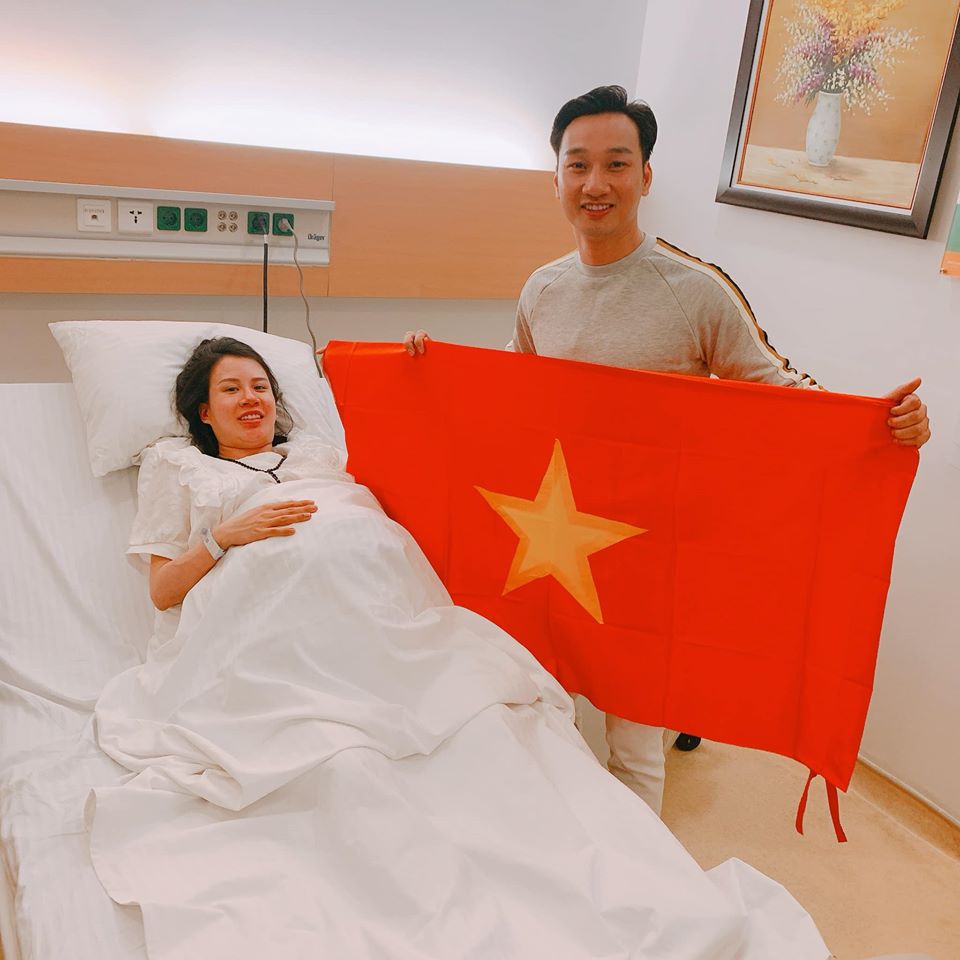 Vợ đi đẻ ngày U22 Việt Nam giành HCV SEA Games, MC Thành Trung 'quẩy' tại bệnh viện, sao Việt đua nhau đặt tên cho em bé - Ảnh 3