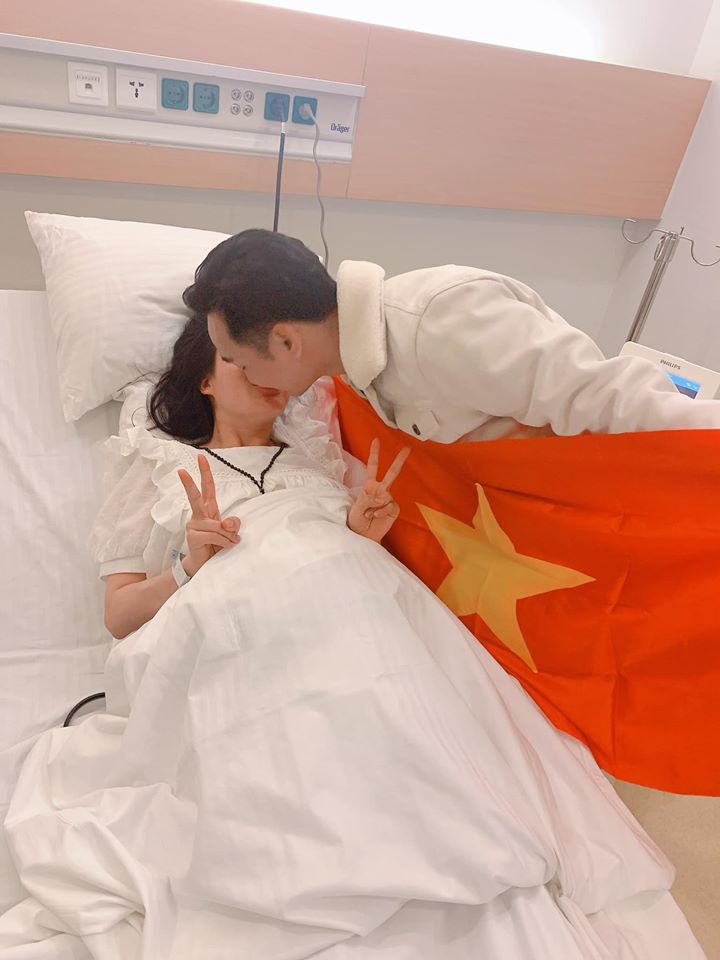 Vợ đi đẻ ngày U22 Việt Nam giành HCV SEA Games, MC Thành Trung 'quẩy' tại bệnh viện, sao Việt đua nhau đặt tên cho em bé - Ảnh 2