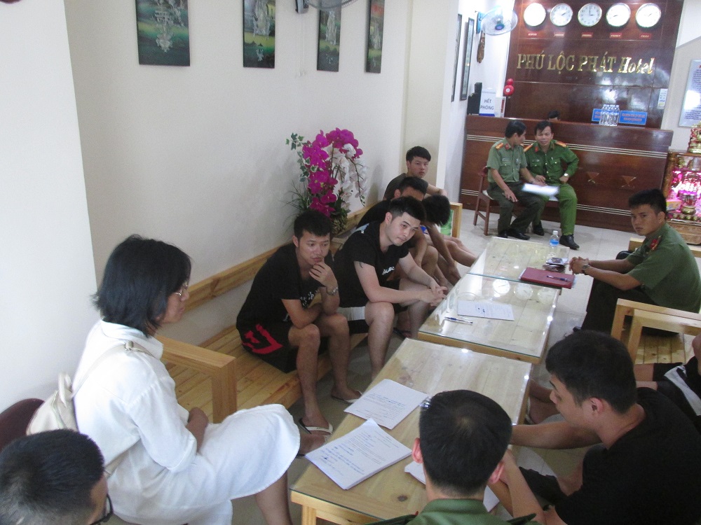 Bắt nhóm người Trung Quốc thuê nguyên khách sạn ở Đà Nẵng đánh bạc - Ảnh 1