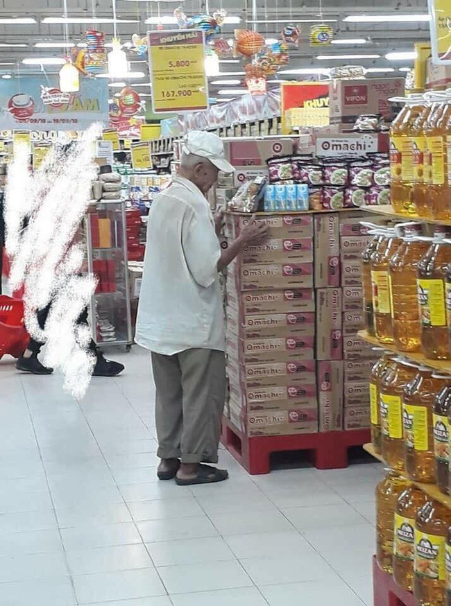 Con trai lo nhậu nhẹt, cha già chực chờ ở siêu thị đợi mua cơm giảm giá 10 ngàn đồng khiến ai nấy nghẹn lòng - Ảnh 2