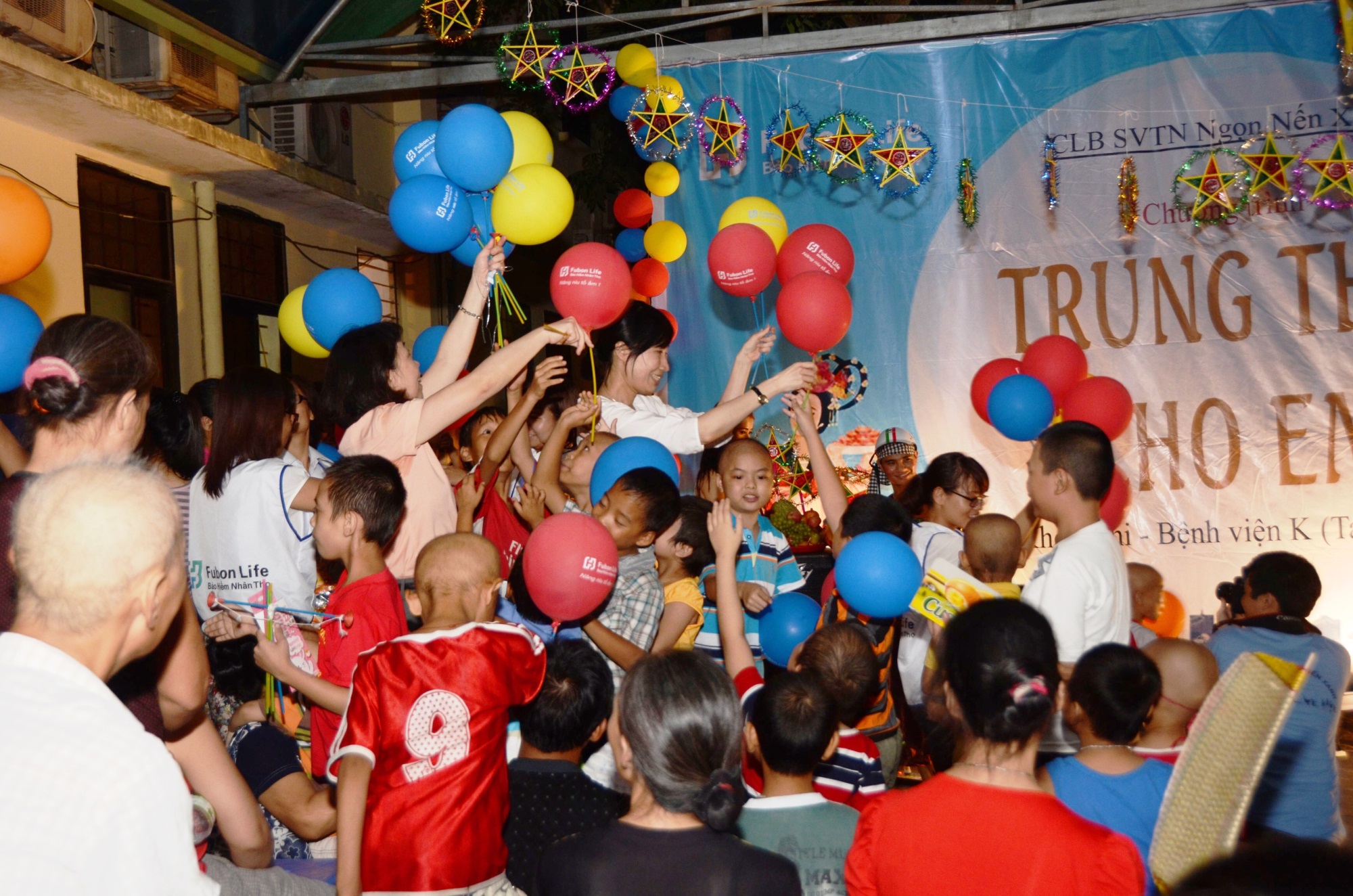 Fubon life Việt Nam tặng quà Tết Trung Thu: Hát vang những ước mơ - Ảnh 2