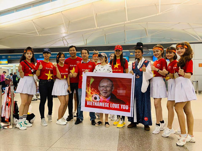 Loạt sao Việt mặc áo đỏ sao vàng, hào hứng sang Malaysia cổ vũ đội tuyển Việt Nam - Ảnh 3