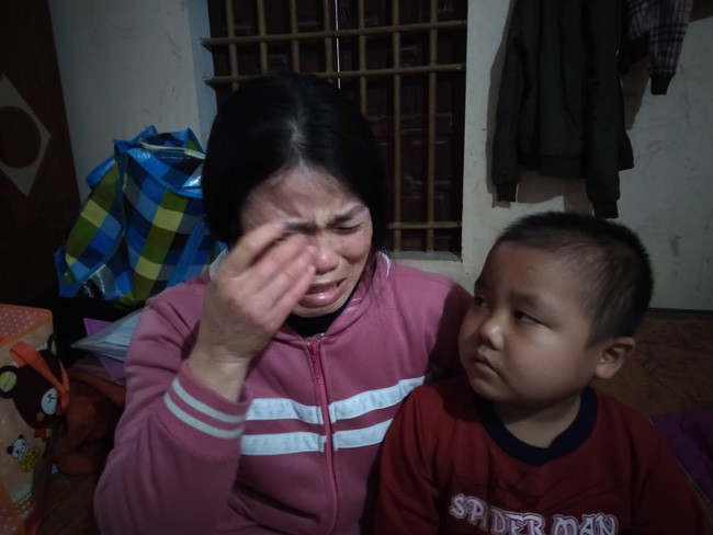 Câu hỏi của con trai 7 tuổi mắc bệnh ung thư máu khiến người mẹ khóc nghẹn: “Nếu bán nhà thì mẹ con mình ở đâu hả mẹ?” - Ảnh 1