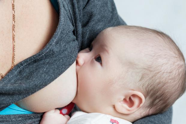 Mẹ bầu cần nắm rõ những nguyên nhân này để phòng ngừa và xử lý ít sữa sau khi sinh - Ảnh 3