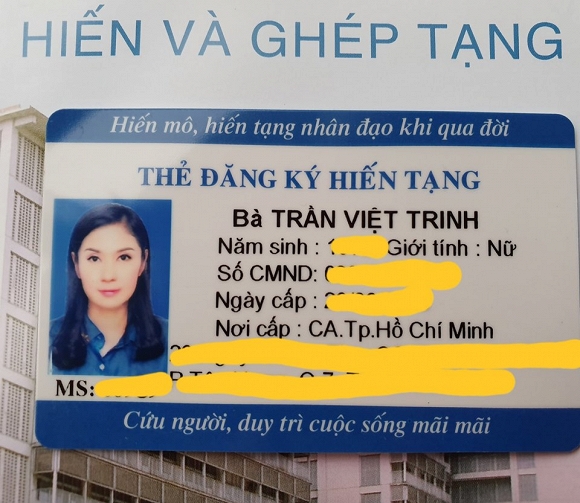 Vừa nhận thẻ đăng ký hiến tạng, Việt Trinh nghẹn ngào: 'Cám ơn Ba Mẹ đã cho con hình hài này' - Ảnh 1