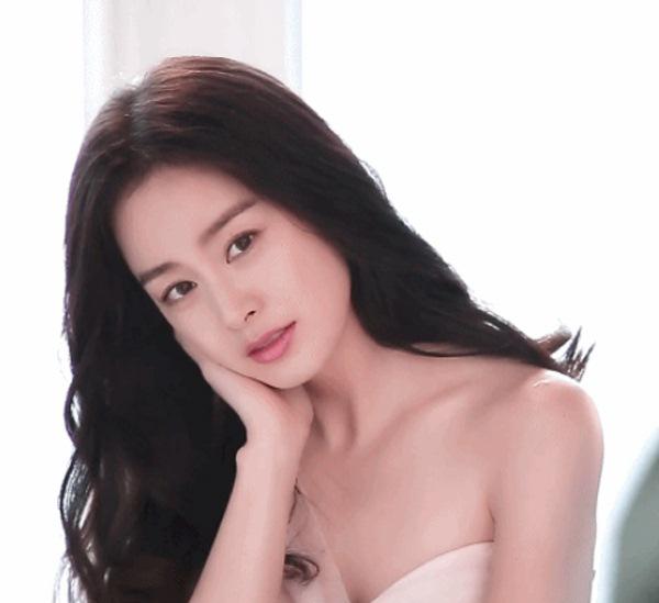Đẳng cấp nữ thần ‘không phải dạng vừa’ của Kim Tae Hee: Vẫn xinh đẹp rạng ngời dù đang mang thai lần 2 - Ảnh 2