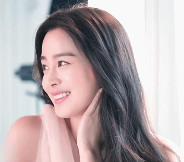 Đẳng cấp nữ thần ‘không phải dạng vừa’ của Kim Tae Hee: Vẫn xinh đẹp rạng ngời dù đang mang thai lần 2 - Ảnh 4