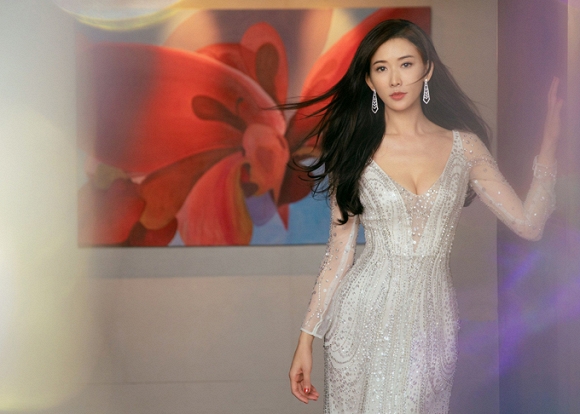 Lâm Chí Linh diện váy cưới xinh đẹp tựa nữ thần, fan mong chờ đến hôn lễ cổ tích của cô và bạn trai người Nhật - Ảnh 2