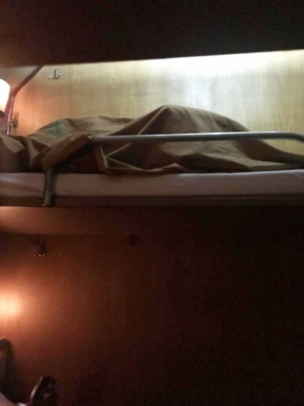 Cặp đôi ‘âu yếm’ đến cong giường trên tàu hỏa khiến hành khách hoang mang - Ảnh 2