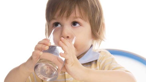 3 tín hiệu bất thường khi trẻ uống nước chứng tỏ bé đang gặp nguy hiểm, cha mẹ cần thận trọng - Ảnh 2