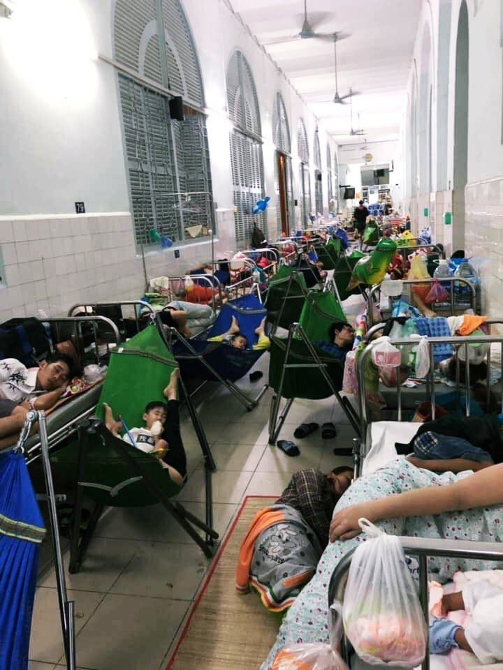 Xót xa hình ảnh người lớn và trẻ em trải chiếu, mắc võng nằm chật kín hành lang bệnh viện ở Sài Gòn - Ảnh 1