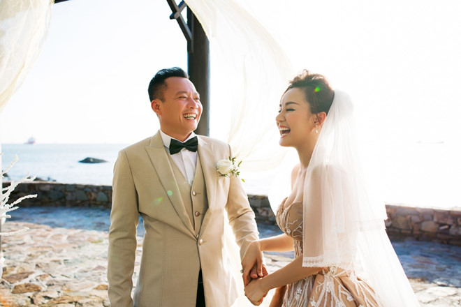 Sau nhiều năm chung sống, Vy Oanh bất ngờ tung ảnh cưới đẹp như cổ tích với chồng đại gia hơn 15 tuổi - Ảnh 1