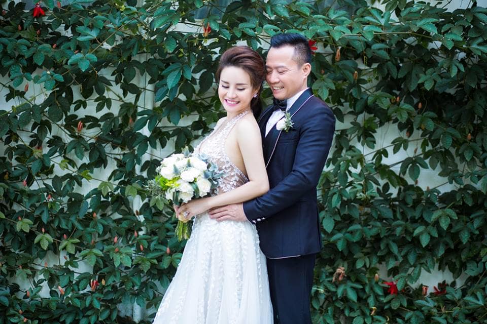 Sau nhiều năm chung sống, Vy Oanh bất ngờ tung ảnh cưới đẹp như cổ tích với chồng đại gia hơn 15 tuổi - Ảnh 2