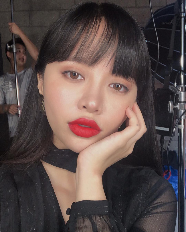 2 bí kíp makeup đơn giản nhưng 'max' xinh của Michelle Phan: một kiểu sang chảnh, một kiểu 'hack' tuổi cực hiệu quả - Ảnh 2