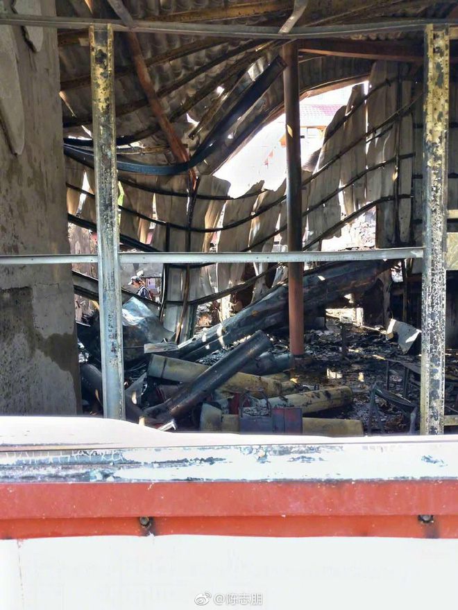 Cảnh tượng căn nhà lụp xụp của bố mẹ 'Nhĩ Thái' bị người phóng hoả tan hoang, mái đổ sập - Ảnh 4