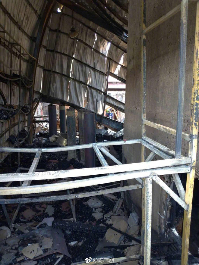 Cảnh tượng căn nhà lụp xụp của bố mẹ 'Nhĩ Thái' bị người phóng hoả tan hoang, mái đổ sập - Ảnh 5