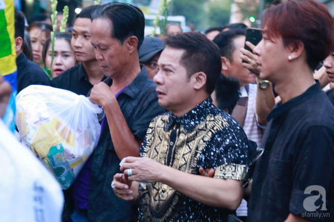 Nghệ sĩ Minh Nhí òa khóc nức nở phải có người dìu đi trong lễ động quan nghệ sĩ Anh Vũ - Ảnh 1