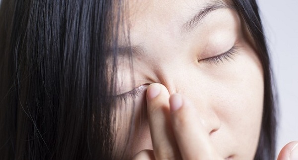 Ngoài thiếu ngủ, vệt đỏ trong mắt còn là dấu hiệu cảnh báo một số bệnh nguy hiểm - Ảnh 2
