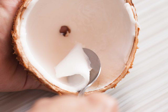 Mùa hè uống nước dừa là tuyệt hảo nhưng bổ dừa thế nào thì các mẹ học lỏm ngay mẹo “dễ như ăn kẹo” sau - Ảnh 3