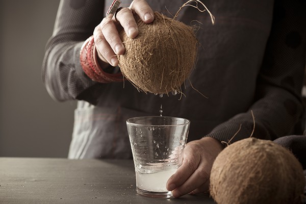 Mùa hè uống nước dừa là tuyệt hảo nhưng bổ dừa thế nào thì các mẹ học lỏm ngay mẹo “dễ như ăn kẹo” sau - Ảnh 5