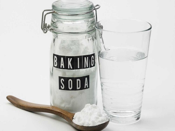 Trị mụn bằng baking soda nguyên chất và nước