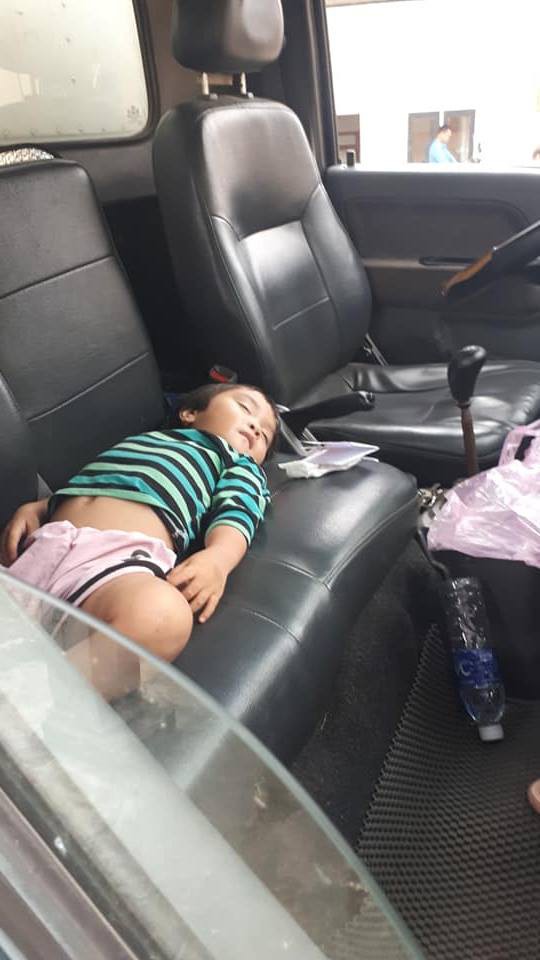 Bức ảnh bé gái vô tư ngủ trên xe tải khi theo cha đi bốc hàng khiến người xem xúc động - Ảnh 2