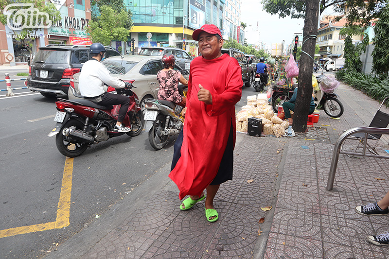 'Ông béo' và điệu nhảy 'điên khùng' trên phố Sài Gòn: Mỗi ngày 19 tiếng mưu sinh chạy đua với Tết - Ảnh 1