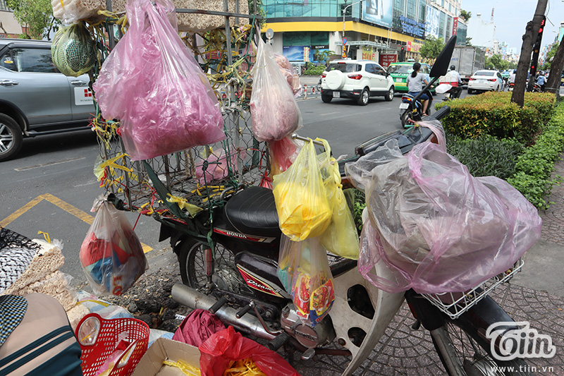 'Ông béo' và điệu nhảy 'điên khùng' trên phố Sài Gòn: Mỗi ngày 19 tiếng mưu sinh chạy đua với Tết - Ảnh 5
