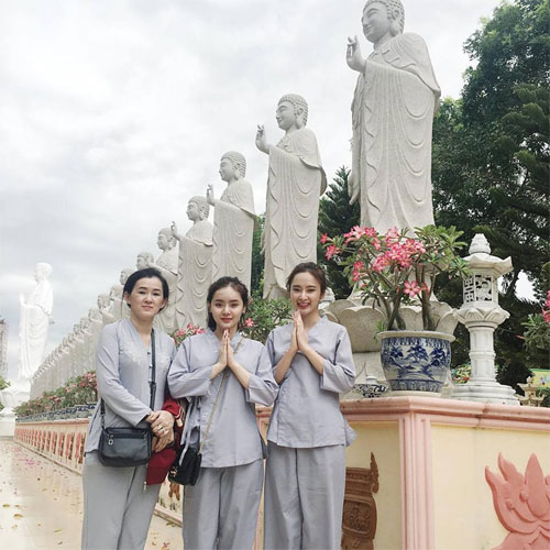 Đồ lam được nhiều chị em phụ nữ lựa chọn mặc đi lễ chùa đầu năm