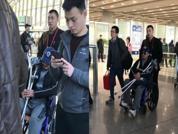 Ngô Kinh phải ngồi xe lăn, mang theo nạng khi xuất hiện ở sân bay - Ảnh 1
