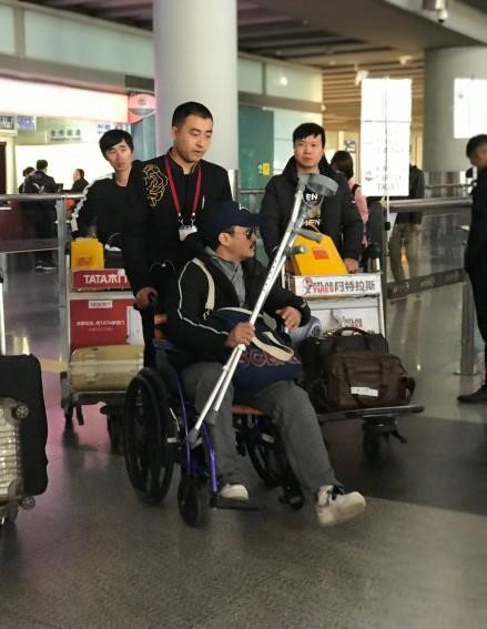 Ngô Kinh phải ngồi xe lăn, mang theo nạng khi xuất hiện ở sân bay - Ảnh 2