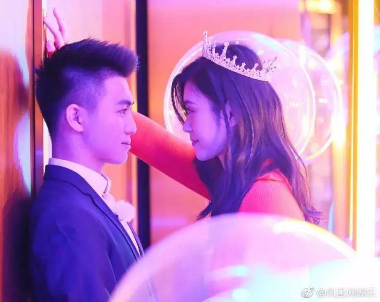 Netizen Trung Quốc choáng váng với khung cảnh cầu hôn của con trai vua sòng bài Macau - Ảnh 1