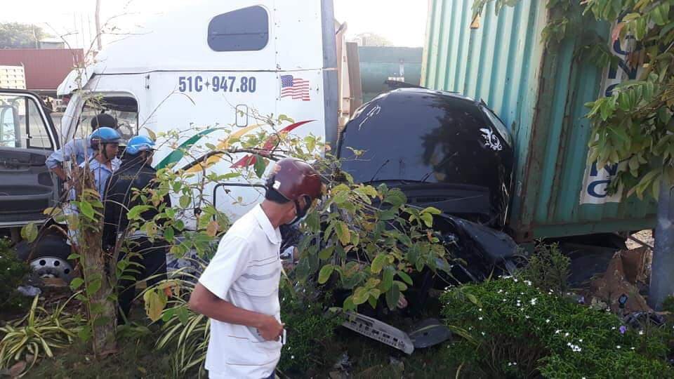 Tây Ninh: Container đâm ô tô nát bét, 3 nạn nhân bẹp dúm tử vong tại chỗ - Ảnh 2
