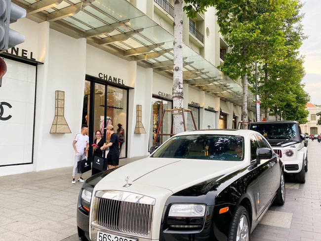 Đại gia Minh Nhựa cùng con gái lái 2 chiếc siêu xe trị giá hàng chục tỷ đồng chạy thẳng tới cửa hàng Chanel quận 1 mua quà tặng cho cả đại gia đình - Ảnh 1